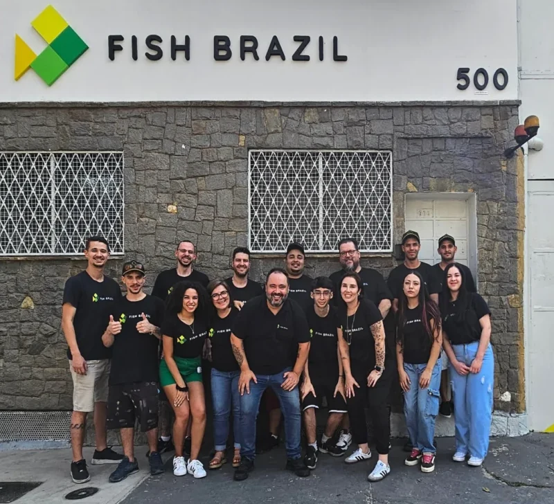 Equipe da Fish Brazil em frente à sede, em São Paulo